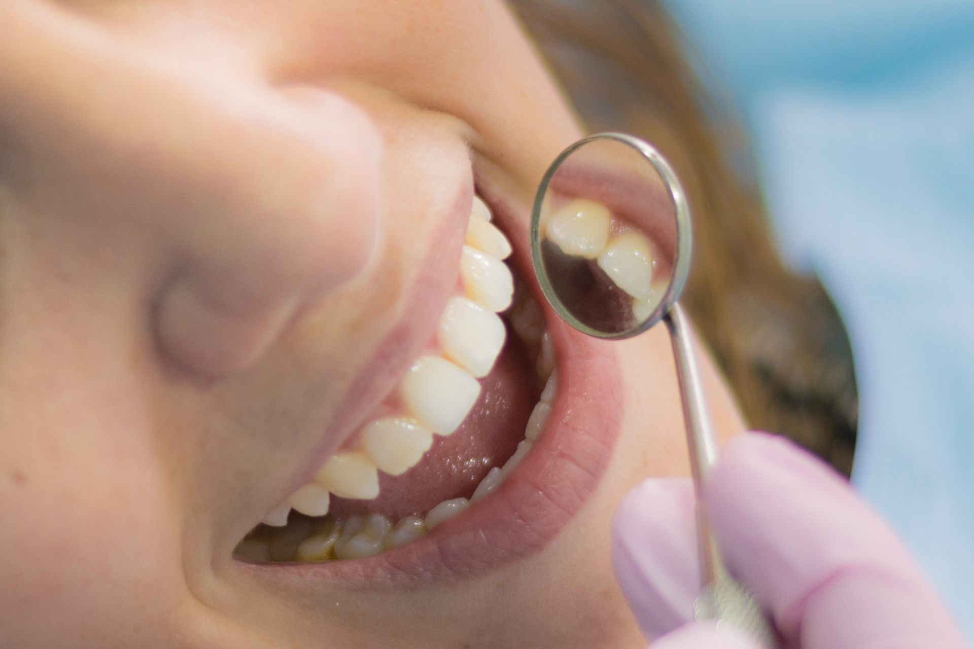 Dentista inspeccionando boca
